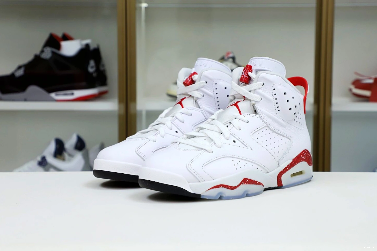 RED AIR JORDAN 6 OREO 0730